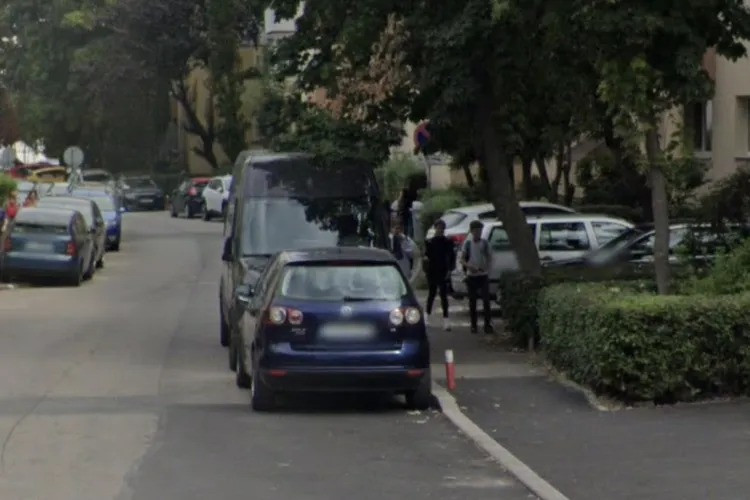 Mașini parcate cu săptămânile pe o stradă din Cluj, deși există indicator de staționare interzisă. Locuitorii, exasperați: „Blochează intrarea în scară!
