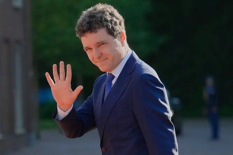 Președintele Nicușor Dan ar fi transferat către sora sa 28.000 de euro din banii strânși din donații pentru campania electorală. AEP a sesizat Parchetul 