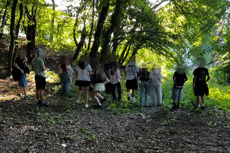 Bătaie între două adolescente în Florești, sub privirile a zeci de copii. O clujeancă a intervenit: „Mulți filmau și râdeau în loc să ceară ajutor”