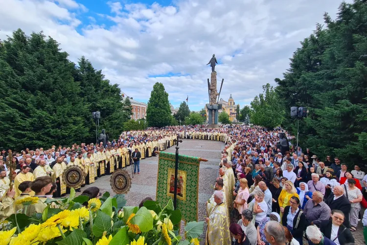 Mii de clujeni au ieșit pe străzile orașului la Procesiunea de Rusalii! Centrul Clujului, plin de credincioși