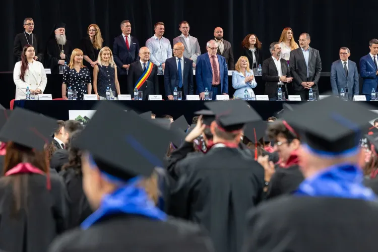 Absolvire cu emoții la UTCN Cluj: Ce le-a transmis primarul Emil Boc absolvenților: „Aveți mai mult decât o diplomă. Fiți lideri!”