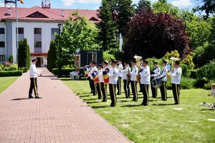 Copiii „au cucerit” cazarma de la Cluj! Ziua Copilului, sărbătorită cu tiroliană, magie, muzică militară și multă înghețată