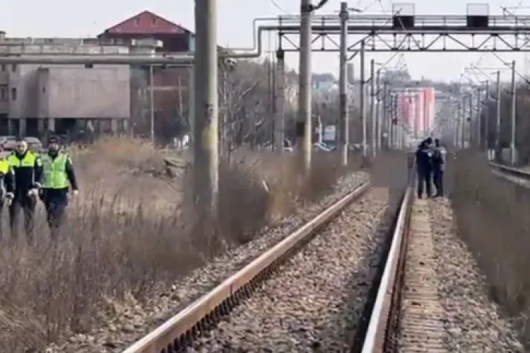 Tragedie pe calea ferată. O femeie a murit, iar un copil de 5 ani a fost grav rănit după ce au fost loviți de tren