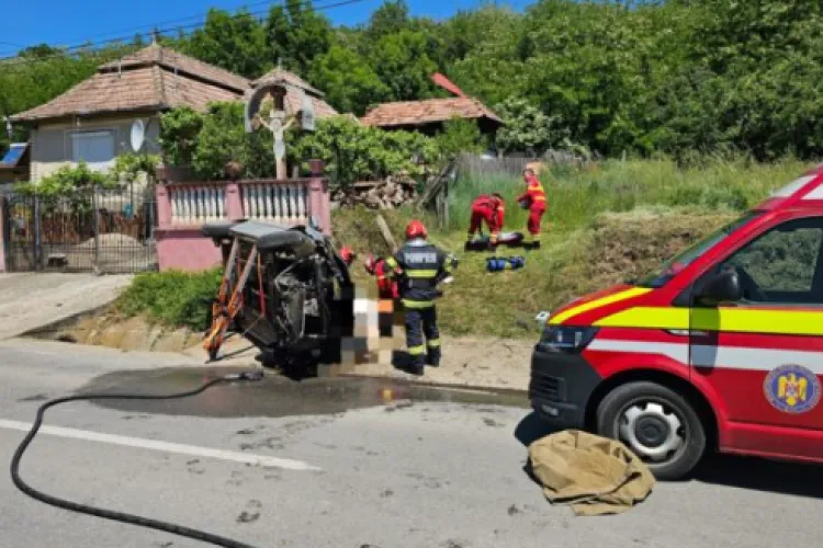Tragedie cumplită! O femeie a murit după ce a fost prinsă sub un autoturism răsturnat. A intervenit elicopterul SMURD 