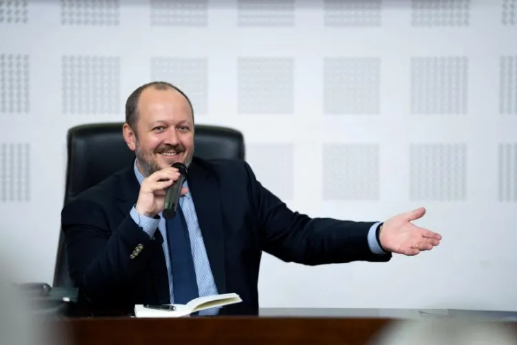 Profesorul clujean Adrian Papahagi, favorit pentru Ministerul Culturii în viitorul Guvern Tomac. Este un opozant puternic al suveraniștilor și al Rusiei