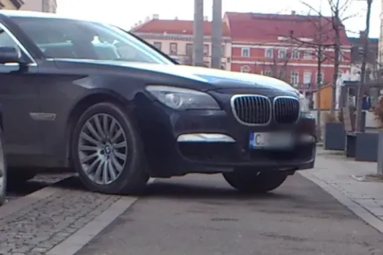 Dimineți cu nervi și pericole în Cluj-Napoca! Șoferii blochează o pistă de biciclete în apropierea unei grădinițe: „Există un risc mare de accidentare”