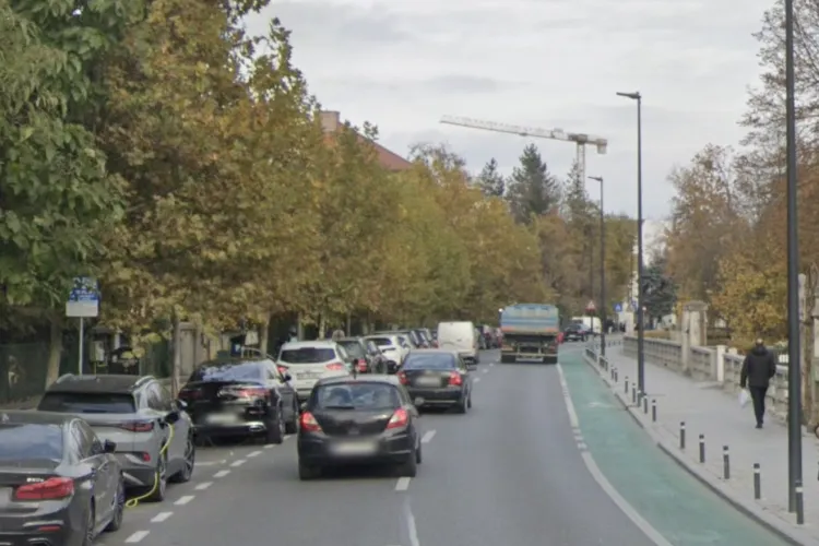 Pericol zilnic pe o stradă din Cluj unde sunt grădinițe și creșe: Șoferii ignoră limita de 30 km/h și nu opresc la trecerile de pietoni!