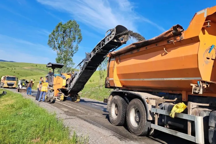 DRDP Cluj repară drumurile cu forțe proprii: lucrări pe Varianta de Ocolire Baia Mare și DN 1J Cluj, cu asfalt fabricat în stație proprie