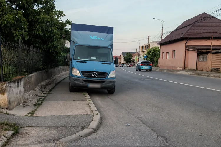 Parcarea unui șofer din Cluj-Napoca a scos oamenii din sărite: „Când ai cap numa’ să nu-ți ploaie în gât!” 