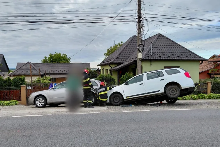 Impact violent ]n Cluj! Un șofer a rămas încarcerat după ce a lovit o mașină parcată