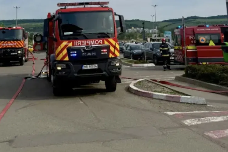 Incendiu puternic în Cluj! Mai multe echipaje de pompieri intervin cu patru autospeciale pentru a stinge flăcările 
