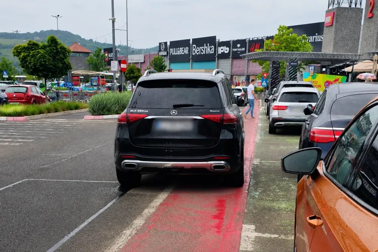 Nesimțirea la volan nu ia pauză! Un șofer și-a lăsat SUV-ul unde i-a poftit inima, la intrarea în centrul comercial VIVO din Florești