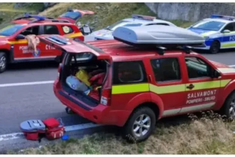 Pericol pe Transfăgărășan! Un autoturism a fost lovit de stânci desprinse de pe versanți. Pompierii au intervenit de urgență 