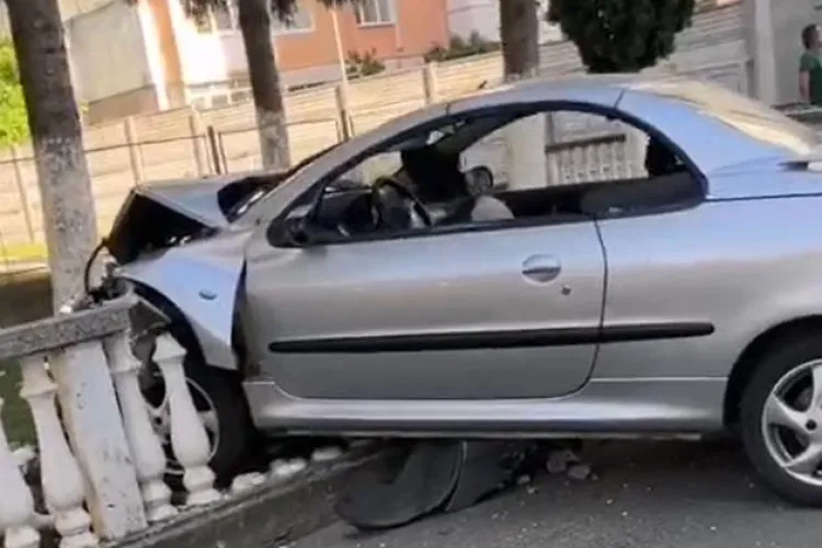 VIDEO. Clujeanul mort de beat care a intrat cu mașina în gardul din fața căminului de Garnizoană al Armatei a fost reținut 
