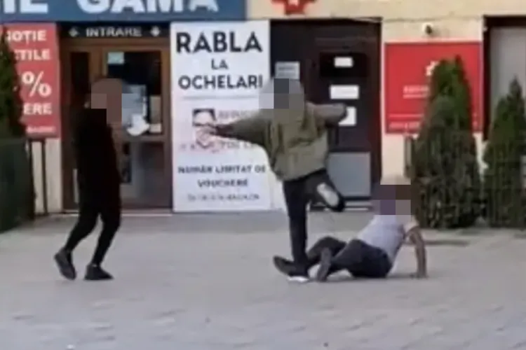 Bătaie în stația de autobuz din Piața Gării din Cluj: Agresorul a fost prins de polițiști. Victima a ajuns la spital!