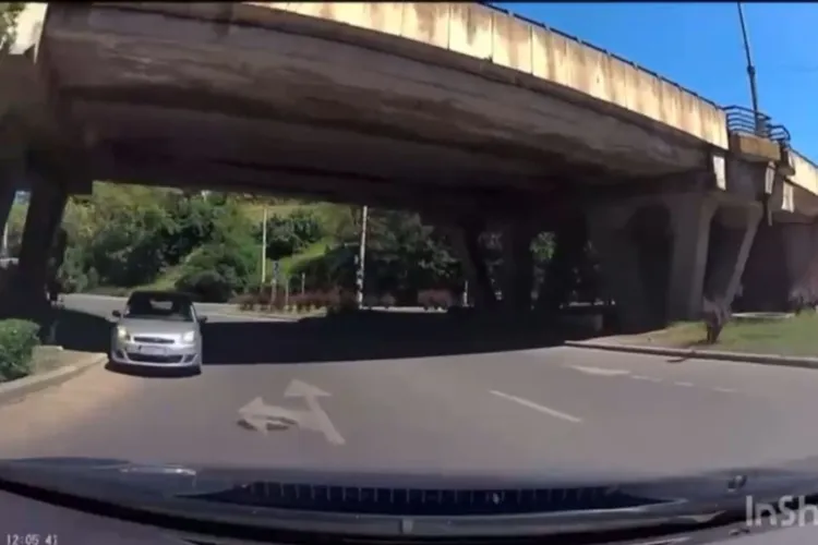 VIDEO Trafic dat peste cap în Cluj! Sub podul Calvaria, un șofer „pierdut” a intrat pe contrasens și a pus în pericol tot traficul. „Omu îi pe Anglia”
