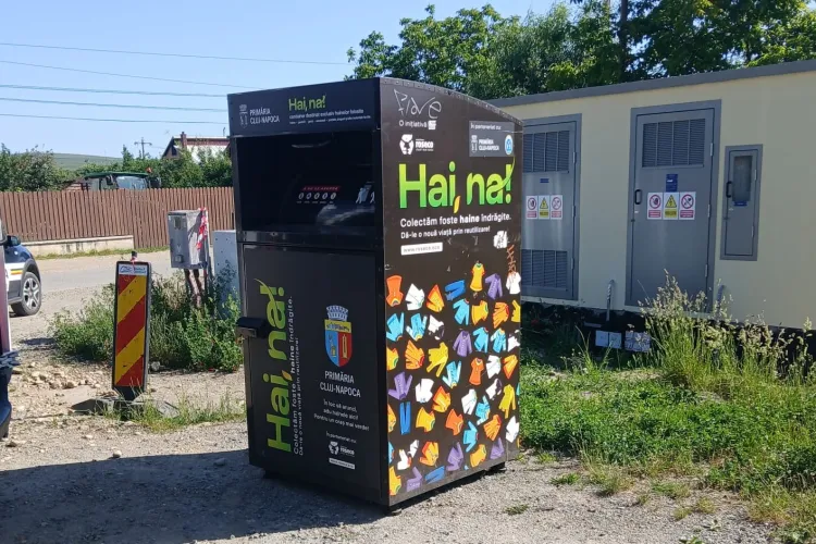 O comună din Cluj face un pas surprinzător: Containere pentru haine uzate în trei locații din comună. Ce se întâmplă cu textilele pe care le lași acolo