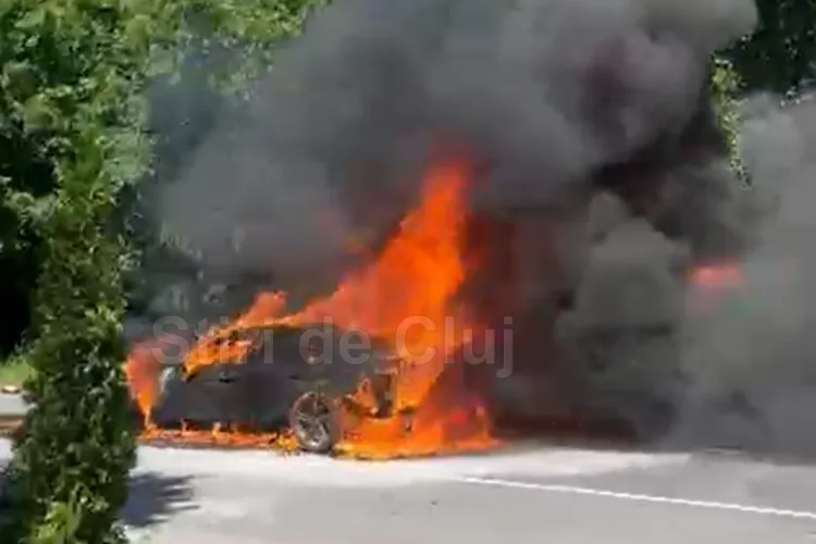 VIDEO. Imagini impresionante cu mașina care a luat foc pe drumul Sfântul Ioan din Cluj-Napoca. Trecătorii au încercat zadarnic să stingă flăcările 