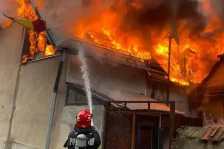 Incendiu violent provocat de o trotinetă electrică. Acoperișul unei case a fost cuprins de flăcări