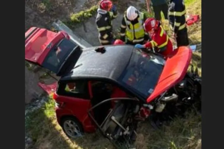 Accident la ieșirea din județul Cluj. Tânără de 17 ani la volanului unei mașini B1 a căzut în albia unui pârâu, suferind leziuni la coloana vertebrală