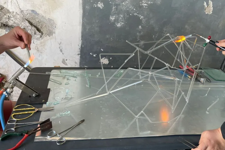Spectacol artistic impresionant pe șantierul RIVUS din Cluj! Studenții de la UAD au creat LIVE o sculptură din sticlă chiar sub ochii vizitatorilor