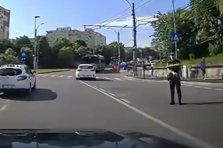 VIDEO. Biciclist lovit sub Podul Calvaria din Cluj. Traficul a fost deviat, iar poliția a intervenit la fața locului