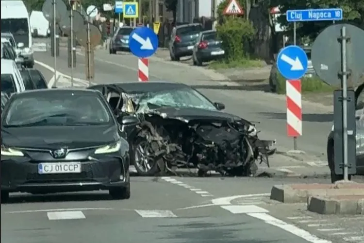 VIDEO. Accident frontal în Gilău, Cluj! O mașină a fost făcută praf pe DN1 la intersecția spre Someșu Rece