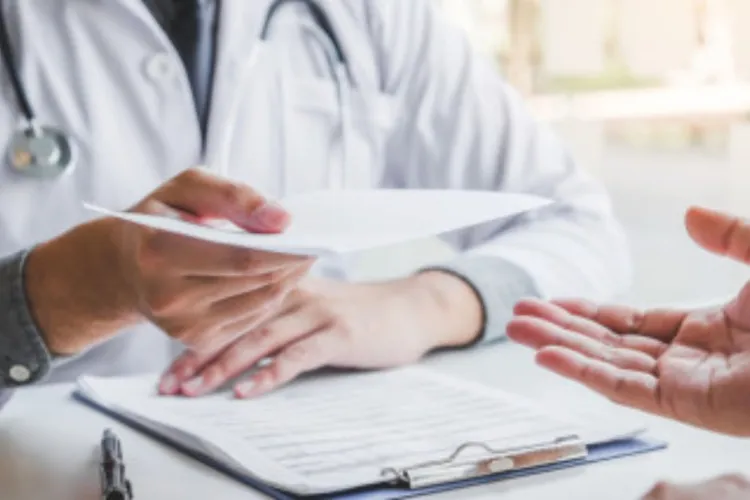 Schimbare importantă pentru milioane de români! De astăzi, anumite categorii de pacienți primesc din nou bani din prima zi de concediu medical