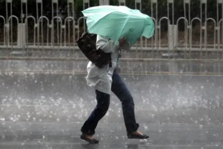 Alertă meteo la Cluj! Meteorologii anunță averse puternice, descărcări electrice și rafale periculoase de vânt
