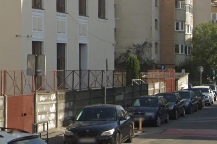 Trotuarul din fața unei școli din Cluj-Napoca, transformat în parcare de șoferii fără scrupule! Elevii sunt nevoiți să meargă pe carosabil în fiecare zi