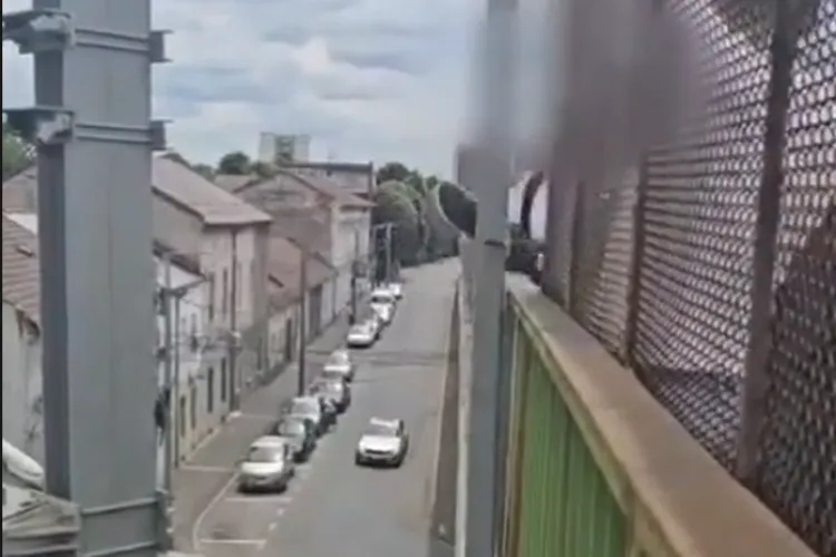 VIDEO. O viață salvată în ultimele secunde! Jandarmii au intervenit rapid după ce un bărbat a amenințat că se va arunca în gol. Imagini cu impact emoțional
