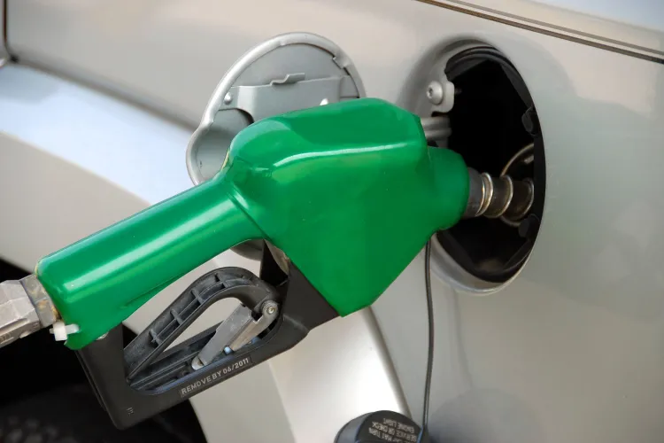 Românii au dat năvală la pompe exact când benzina și motorina erau mai scumpe ca niciodată. Ce i-a împins să cumpere mai mult și mai repede