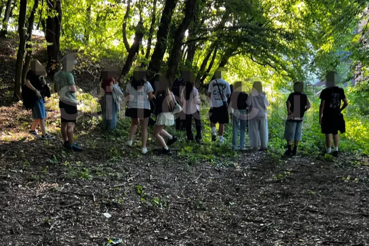 Anchetă a poliției după imaginile publicate de Știri de Cluj cu bătaia dintre două adolescente din Florești sub ochii a zeci de copii: „Râdeau sau filmau”
