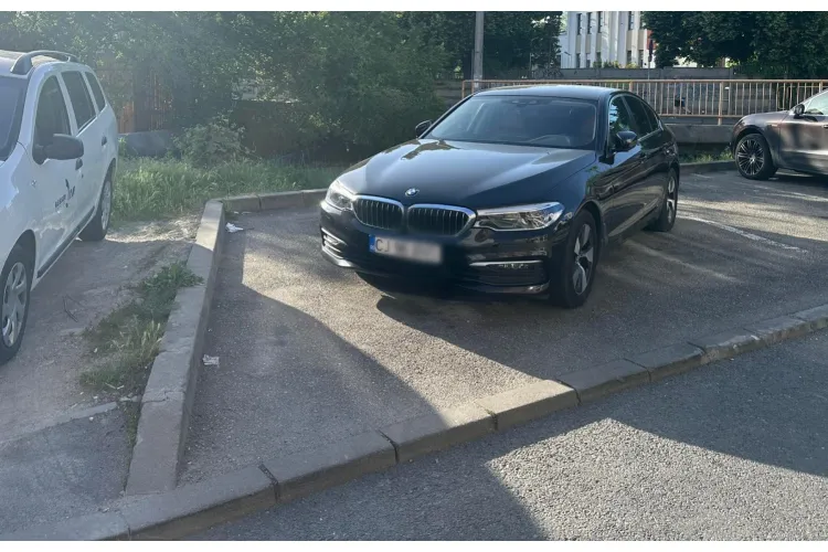 Parcare „de șmecher” în Cluj-Napoca! Un șofer de BMW a ocupat două locuri