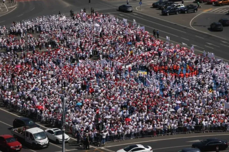 Protest de amploare în sănătate. Angajați din Cluj au plecat la București pentru a cere retragerea noii legi a salarizării: „Sunt epuizați”