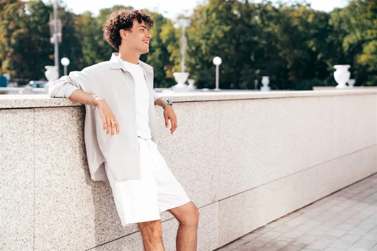 Cum asortezi corect pantaloni scurți bărbați cu pantofi sport moderni?