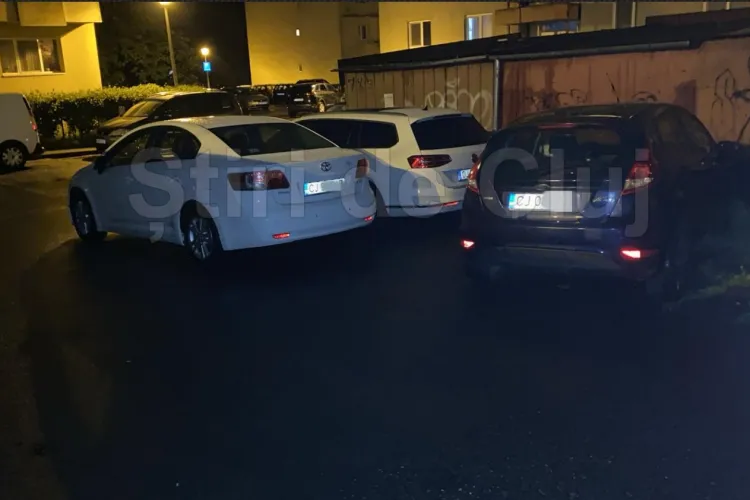 Trei mașini au blocat o parcare din Cluj-Napoca. Șoferii nu au ținut cont de nimic: „Cum mai trec cu camionul de gunoi?”