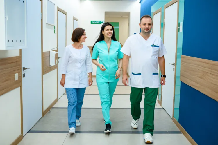 Zeci de posturi de conducere în sănătate, scoase la concurs după ani de provizorat: DSP-uri, ambulanțe județene și șapte spitale, vizate de minister