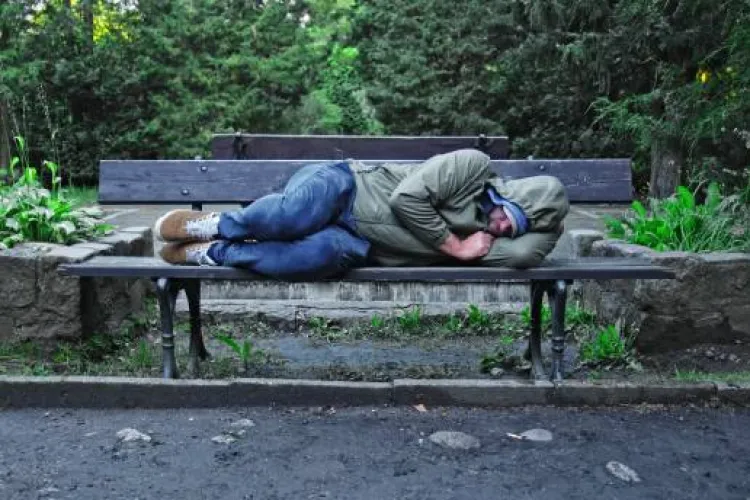 Scandal într-un parc din Cluj-Napoca! Un om al străzii, beat, și-a făcut nevoile lângă bănci și copaci în fața mamelor cu copii: „Miroase îngrozitor”