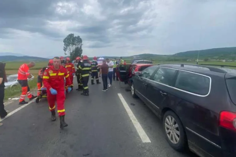 A fost activat Planul Roșu pe DN1! 15 persoane și patru mașini au fost implicate într-un accident grav. Traficul rutier, blocat complet 