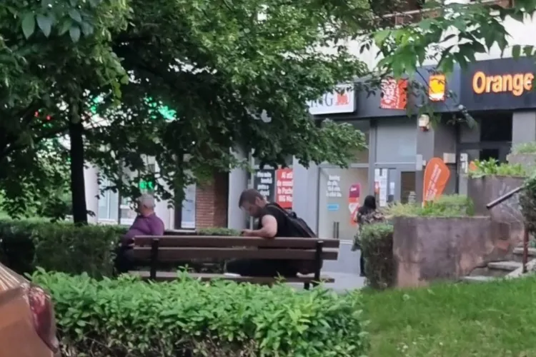 Alertă în Cluj! O femeie hărțuită în Mănăștur avertizează: „Acest bărbat stătea singur pe bancă și vâna femeile. A făcut remarci și despre corpul meu”