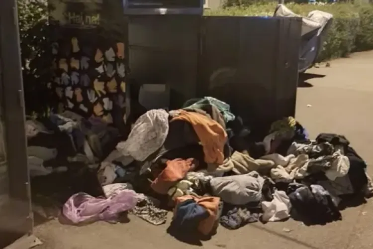 Haine împrăștiate pe străzile din Cluj-Napoca, după ce containerele de colectare au fost vandalizate