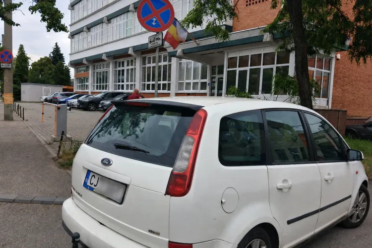 Regulile sunt pentru alții? Un șofer clujean și-a lăsat mașina exact unde nu avea voie 