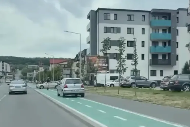 VIDEO. O șoferiță s-a crezut pe bicicletă cât timp era la volan! A folosit pista de biciclete drept bandă de circulație: „Nimănui nu îi mai pasă!”