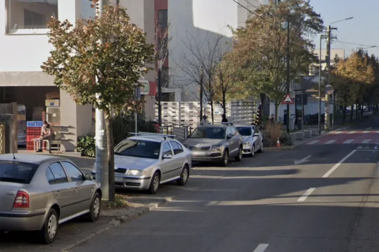 Pericol zilnic pe o stradă din Cluj-Napoca: Trotuarul e blocat de mașini de marfă, iar copiii merg pe carosabil ca să ajungă la școală