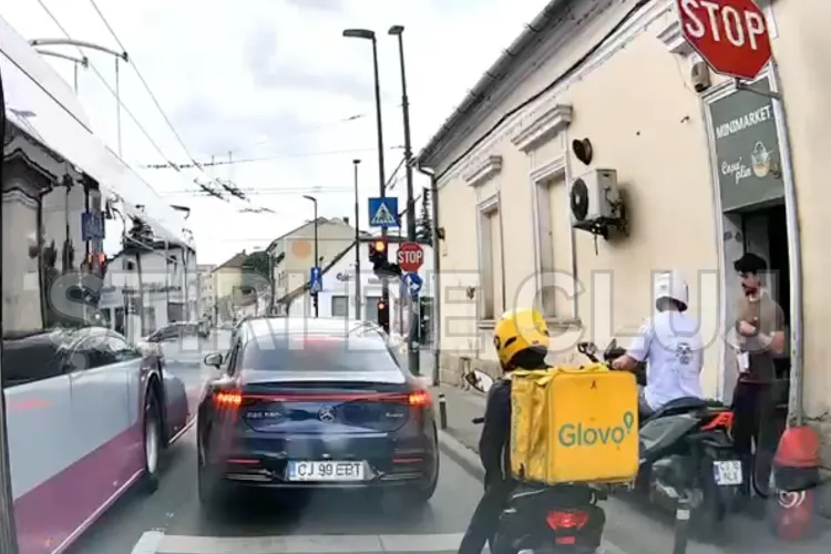 VIDEO. Un clujean era să fie călcat chiar pe trotuar de un scuterist care nu s-a asigurat deloc: „Mai avea un pic și îi rupea picioarele!”