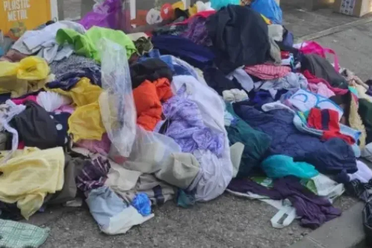 Situație revoltătoare în Cluj-Napoca! Un container pentru donații este răscolit constant, iar hainele ajung pe trotuar