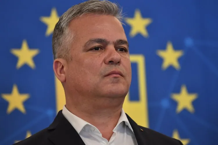 Un ministru USR îl desființează pe Adrian Veștea: „S-a urcat maimuța în copac și i se vede fundul”. Se vorbește tot mai des despre alegeri anticipate