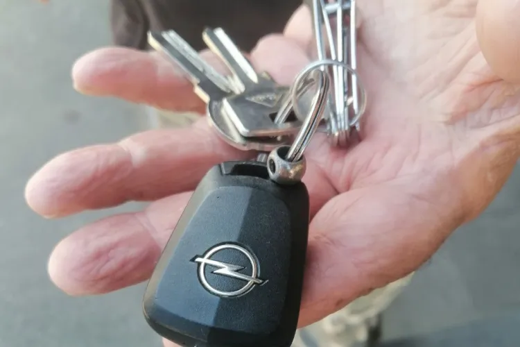 Se caută șoferul unui Opel care și-a pierdut cheile pe strada Dunării din Cluj-Napoca: Dacă le cauți, sună la numărul găsitorului