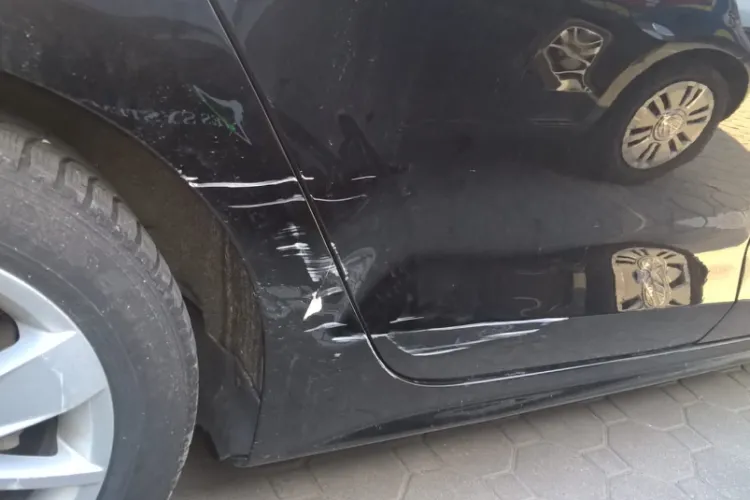 Un clujean a distrus 21 de mașini dintr-o „lovitură”, în doar 30 de minute. Cum a reușit asemenea „performanță” e greu de explicat. Polițiștii l-au reținut
